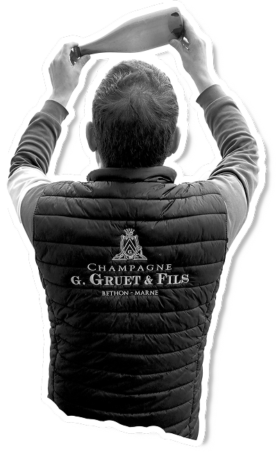 Personne de chez G. Gruet & Fils tenant une bouteille de champagne