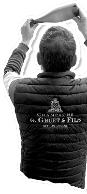 Personne de chez G. Gruet & Fils tenant une bouteille de champagne